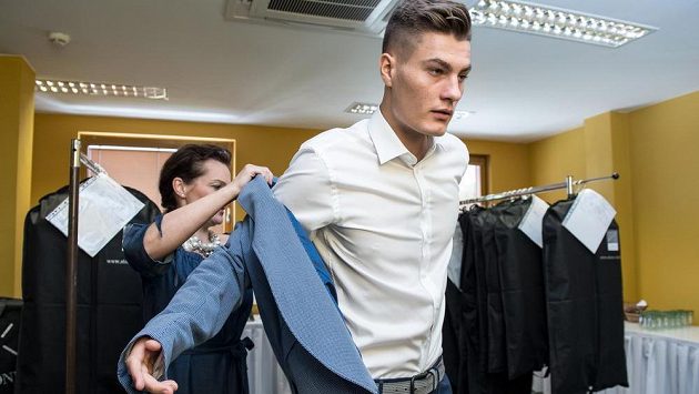 Patrik Schick během zkoušení obleků na srazu reprezentace do 21 let před ME v Polsku. Patrik Schick během zkoušení obleků na srazu reprezentace do 21 let před ME v Polsku.
