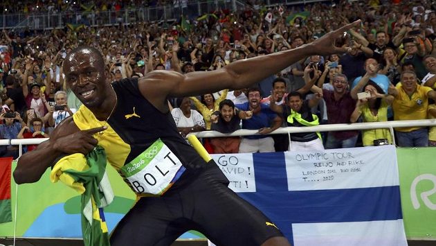 Vítězné gesto Usaina Bolta po triumfu ve štafetě na 4x100 metrů. Vítězné gesto Usaina Bolta po triumfu ve štafetě na 4x100 metrů.