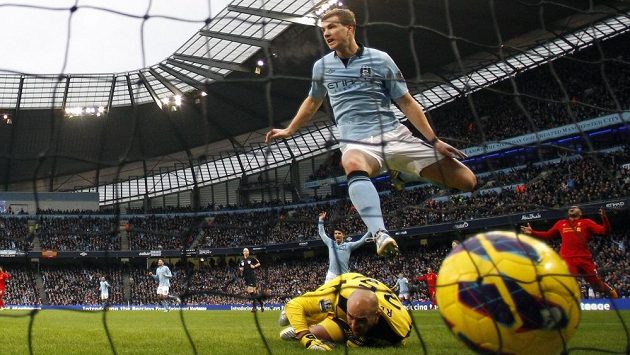 Edin Džeko v dresu Manchesteru City se raduje z gólu v utkání Premier League proti Liverpoolu. Edin Džeko v dresu Manchesteru City se raduje z gólu v utkání Premier League proti Liverpoolu.