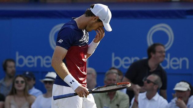 Andy Murray prohrál hned úvodní zápas na turnaji v Queens Clubu. Andy Murray prohrál hned úvodní zápas na turnaji v Queens Clubu.