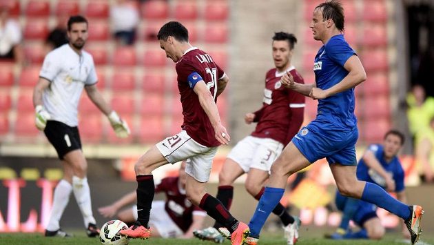 Sparťanský útočník David Lafata (třetí zprava) střílí gól proti Brnu a ujímá se vedení v tabulce střelců. Sparťanský útočník David Lafata (třetí zprava) střílí gól proti Brnu a ujímá se vedení v tabulce střelců.