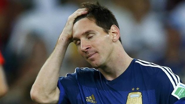 Zklamaný argentinský fotbalista Lionel Messi po finálové porážce s Německem. Zklamaný argentinský fotbalista Lionel Messi po finálové porážce s Německem.
