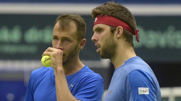Lukáš Rosol (vlevo) a Jiří Veselý při deblu proti Nizozemsku. Lukáš Rosol (vlevo) a Jiří Veselý při deblu proti Nizozemsku.