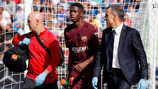 Barcelonský Ousmane Dembele je ošetřován během duelu s Getafe. Barcelonský Ousmane Dembele je ošetřován během duelu s Getafe.