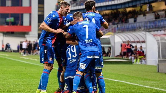 Fotbalisté Viktorie Plzeň oslavují gól během utkání se Spartou. Fotbalisté Viktorie Plzeň oslavují gól během utkání se Spartou.