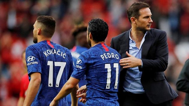 Kouč Frank Lampard (vpravo) po nevydařené premiéře na lavičce Chelsea se svými svěřenci Mateem Kovačičem a Pedrem. Kouč Frank Lampard (vpravo) po nevydařené premiéře na lavičce Chelsea se svými svěřenci Mateem Kovačičem a Pedrem.