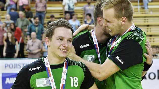 Radost házenkářů Karviné po zisku mistrovského titulu. Radost házenkářů Karviné po zisku mistrovského titulu.