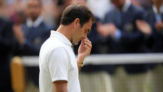 Zklamaný Roger Federer ve finále Wimbledonu. Zklamaný Roger Federer ve finále Wimbledonu.