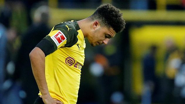 Anglický záložník Jadon Sancho zpytuje svědomí poté, co Borrusia Dortmund ztratila vedení o tři branky s Hoffenhaimem a remizovala 3:3. Ilustrační foto Anglický záložník Jadon Sancho zpytuje svědomí poté, co Borrusia Dortmund ztratila vedení o tři branky s Hoffenhaimem a remizovala 3:3. Ilustrační foto