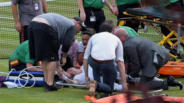 Ošetřování americké tenistky Bethanie Mattekové-Sandsové po ošklivém zranění kolena. Ošetřování americké tenistky Bethanie Mattekové-Sandsové po ošklivém zranění kolena.