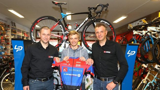 Karel Hník (uprostřed) se sportovním ředitelem týmu Topforex-Lapierre, jímž je René Andrle (vlevo) a majitelem stáje Radimem Kijevským. Karel Hník (uprostřed) se sportovním ředitelem týmu Topforex-Lapierre, jímž je René Andrle (vlevo) a majitelem stáje Radimem Kijevským.