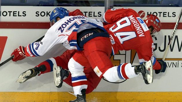 Tomáš Zohorna v souboji s Rusem Mironovem během duelu turnaje Karjala. Tomáš Zohorna v souboji s Rusem Mironovem během duelu turnaje Karjala.