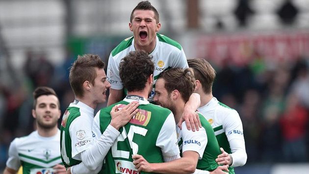 Fotbalisté Jablonce se radují z gólu Filipa Nováka. V semifinále poháru narazí Jablonec nad Mladou Boleslav. Fotbalisté Jablonce se radují z gólu Filipa Nováka. V semifinále poháru narazí Jablonec nad Mladou Boleslav.