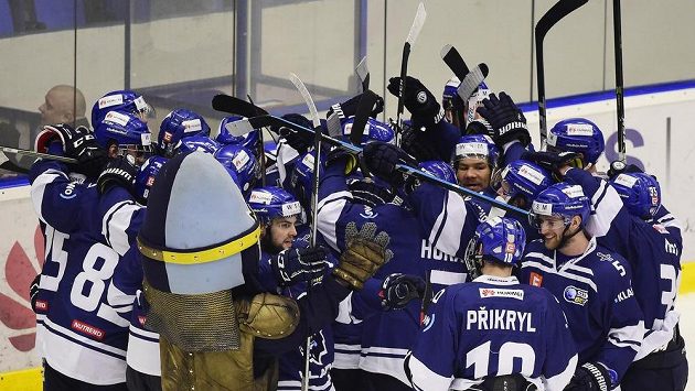 Hokejisté Kladna se radují z vítězství v utkání s Jihlavou v semifinále play off první ligy. Hokejisté Kladna se radují z vítězství v utkání s Jihlavou v semifinále play off první ligy.