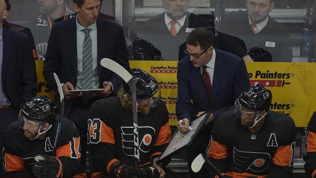 Jakub Voráček dostává pokyny od kouče Philadelphie Scotta Gordona v utkání s Detroitem. Jakub Voráček dostává pokyny od kouče Philadelphie Scotta Gordona v utkání s Detroitem.