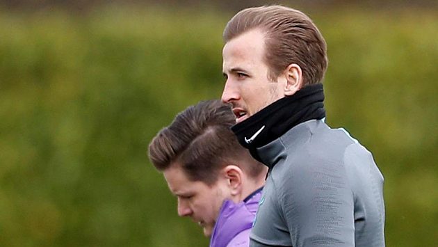 Fotbalista Tottenhamu Harry Kane se ze zranění stehenního svalu uzdravuje rychleji, než se původně čekalo. Kapitán anglické reprezentace se dva měsíce po operaci vrátil k tréninku. Fotbalista Tottenhamu Harry Kane se ze zranění stehenního svalu uzdravuje rychleji, než se původně čekalo. Kapitán anglické reprezentace se dva měsíce po operaci vrátil k tréninku.