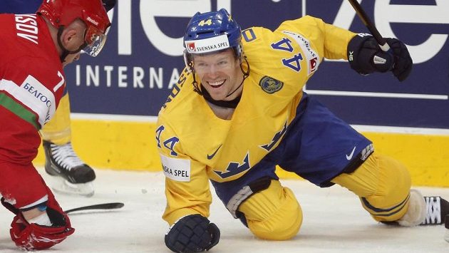 Švédský útočník Nicklas Danielsson se raduje z úvodní trefy ve čtvrtfinálové bitvě s Běloruskem. Švédský útočník Nicklas Danielsson se raduje z úvodní trefy ve čtvrtfinálové bitvě s Běloruskem.