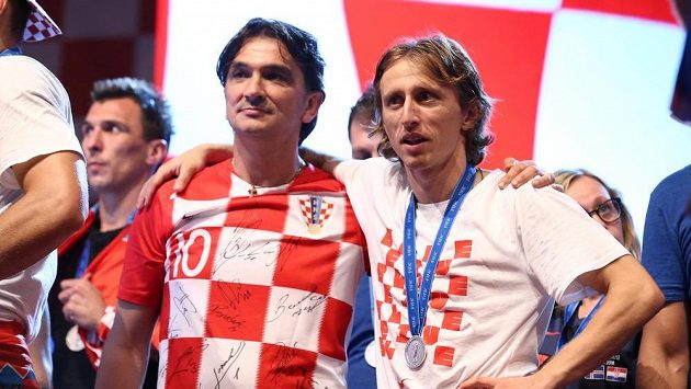 Chorvatský kouč Zlatko Dalič vedle reprezentačního kapitána Luky Modriče během oslav stříbra z MS. Chorvatský kouč Zlatko Dalič vedle reprezentačního kapitána Luky Modriče během oslav stříbra z MS.
