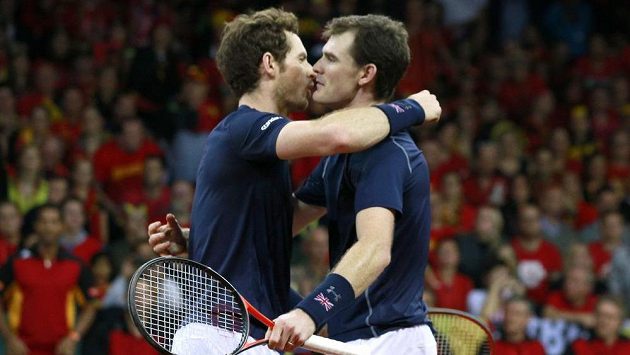 Bratři Andy (vlevo) a Jamie Murrayové oslavují výhru ve čtyřhře ve finále tenisového Davis Cupu proti Belgii. Bratři Andy (vlevo) a Jamie Murrayové oslavují výhru ve čtyřhře ve finále tenisového Davis Cupu proti Belgii.