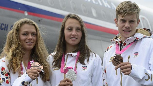 Čeští kanoisté s medailemi na letišti v Praze-Kbelích po příletu z Olympijských her mládeže v Číně. Zleva bronzová Amálie Hilgertová, stříbrná Martina Satková a bronzový Kryštof Hájek. Čeští kanoisté s medailemi na letišti v Praze-Kbelích po příletu z Olympijských her mládeže v Číně. Zleva bronzová Amálie Hilgertová, stříbrná Martina Satková a bronzový Kryštof Hájek.
