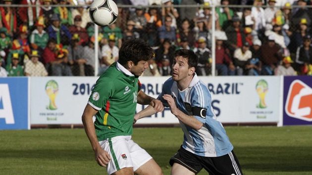 Argentinec Lionel Messi (vpravo) si obhazuje Ronalda Raldese z Bolívie. Argentinec Lionel Messi (vpravo) si obhazuje Ronalda Raldese z Bolívie.