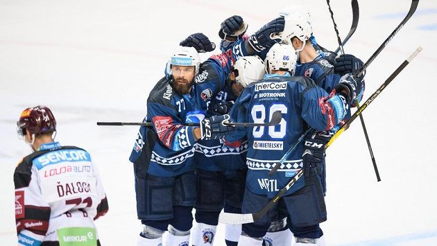 Milan Gulaš z Plzně (vlevo) oslavuje se spoluhráči svůj gól během utkání. Milan Gulaš z Plzně (vlevo) oslavuje se spoluhráči svůj gól během utkání.