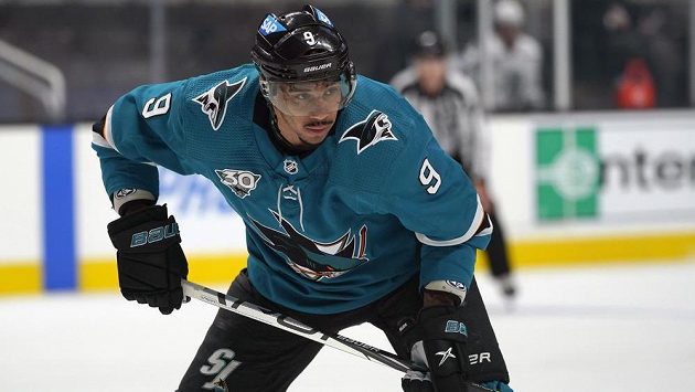 Evander Kane s týmem San Jose zatím trénovat nemůže. Evander Kane s týmem San Jose zatím trénovat nemůže.