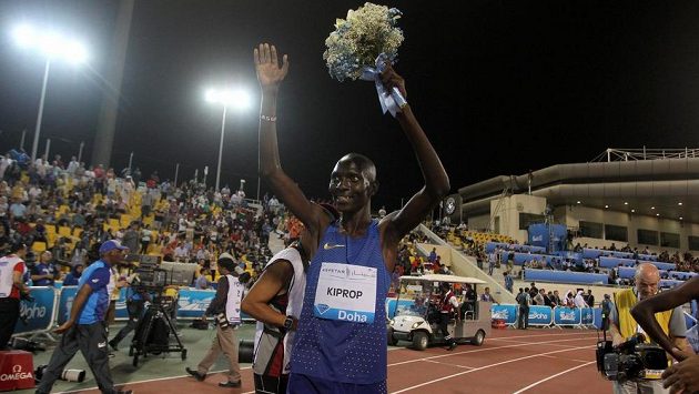 Keňan Asbel Kiprop slaví vítězství v závodě na 1500 metrů na mítinku Diamantové ligy v Dauhá. Keňan Asbel Kiprop slaví vítězství v závodě na 1500 metrů na mítinku Diamantové ligy v Dauhá.