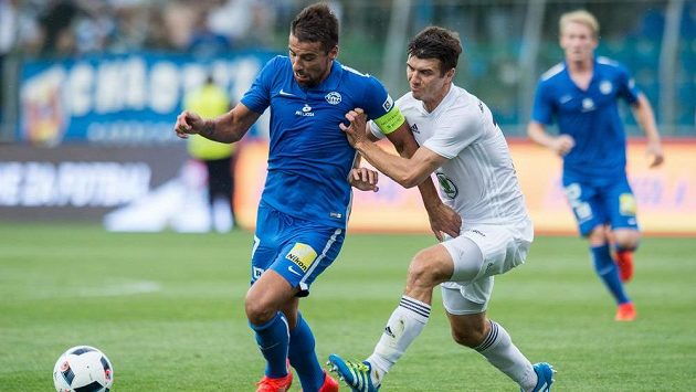 Liberecký útočník Milan Baroš (vlevo) a bránící Ondřej Kúdela z Mladé Boleslavi. Liberecký útočník Milan Baroš (vlevo) a bránící Ondřej Kúdela z Mladé Boleslavi.