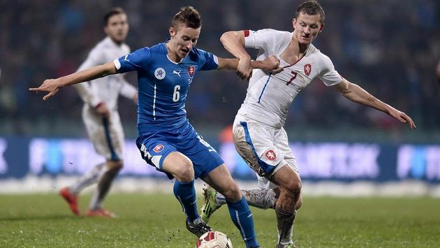 Český útočník Tomáš Necid (vpravo) v souboji se Slovákem Jánem Gregušem. Český útočník Tomáš Necid (vpravo) v souboji se Slovákem Jánem Gregušem.