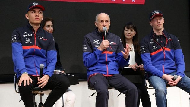 Franz Tost (uprostřed) s jezdci týmu Toro Rosso. Franz Tost (uprostřed) s jezdci týmu Toro Rosso.