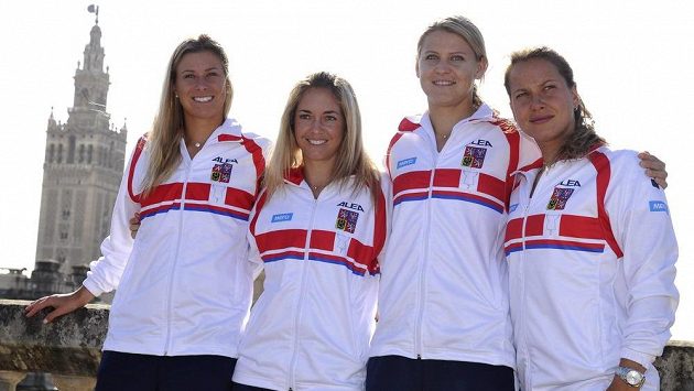 České tenistky Andrea Hlaváčková, Klára Zakopalová, Lucie Šafářová a Barbora Záhlavová-Strýcová zapózovaly před losem Fed Cupu s panoramatem Sevilly. České tenistky Andrea Hlaváčková, Klára Zakopalová, Lucie Šafářová a Barbora Záhlavová-Strýcová zapózovaly před losem Fed Cupu s panoramatem Sevilly.