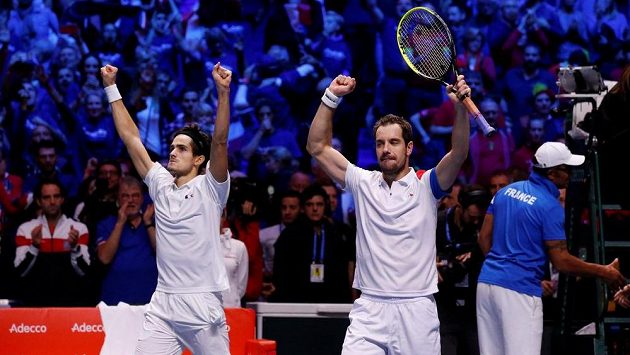 Francouzský tenisový pár Richard Gasquet (vpravo) a Pierre-Hugues Herbert oslavuje vítězství ve čtyřhře finále Davis Cupu proti Belgii. Francouzský tenisový pár Richard Gasquet (vpravo) a Pierre-Hugues Herbert oslavuje vítězství ve čtyřhře finále Davis Cupu proti Belgii.