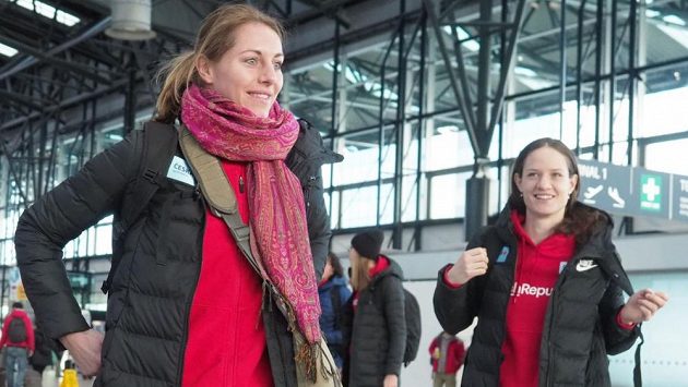 Eliška Klučinová před odletem na halové mistrovství světa do Birminghamu, vpravo její vícebojařská kolegyně Kateřina Cachová. Eliška Klučinová před odletem na halové mistrovství světa do Birminghamu, vpravo její vícebojařská kolegyně Kateřina Cachová.