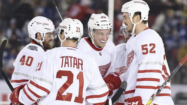 Detroitský Tomáš Tatar (číslo 21) slaví se spoluhráči gól Anthonyho Manthy (39) v utkání proti Torontu. Detroitský Tomáš Tatar (číslo 21) slaví se spoluhráči gól Anthonyho Manthy (39) v utkání proti Torontu.