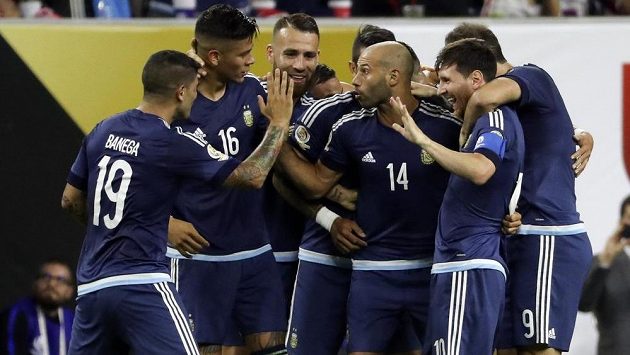 Argentinec Lionel Messi (druhý zpryva) slaví se spoluhráči gól proti USA v semifinále Copy América. Argentinec Lionel Messi (druhý zpryva) slaví se spoluhráči gól proti USA v semifinále Copy América.