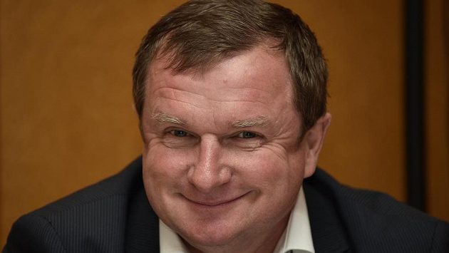 Trenér Pavel Vrba na srazu české fotbalové reprezentace před utkáním ve Finsku naplánovaném na 18. května 2014 v Praze. Trenér Pavel Vrba na srazu české fotbalové reprezentace před utkáním ve Finsku naplánovaném na 18. května 2014 v Praze.