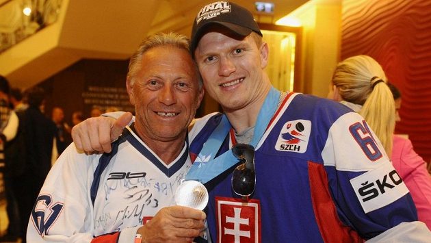 Hokejový útočník Milan Bartovič se svým otcem po MS 2012, na kterém Slováci získali stříbrné medaile. Hokejový útočník Milan Bartovič se svým otcem po MS 2012, na kterém Slováci získali stříbrné medaile.