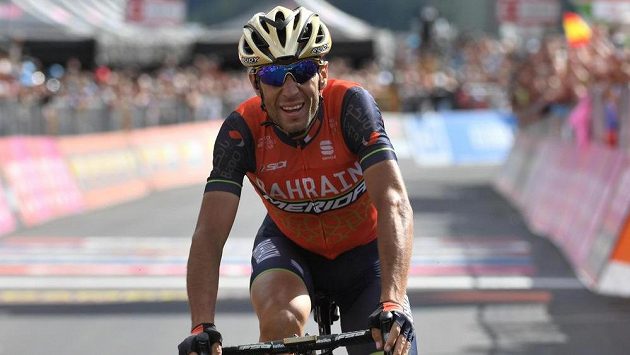 Ital Vincenzo Nibali v cíli 16. etapy Gira. Ital Vincenzo Nibali v cíli 16. etapy Gira.