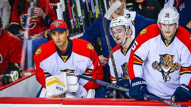 Gólman Floridy Roberto Luongo (vlevo) odchytal v Calgary jen první třetinu, zbytek duelu sledoval po čtyřech obdržených brankách jen ze střídačky. Gólman Floridy Roberto Luongo (vlevo) odchytal v Calgary jen první třetinu, zbytek duelu sledoval po čtyřech obdržených brankách jen ze střídačky.