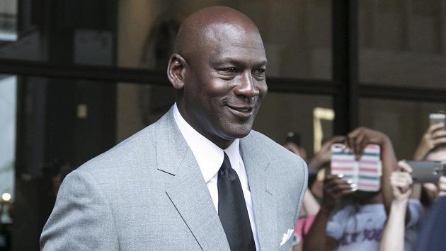 Michael Jordan odchází ze soudní síně. Michael Jordan odchází ze soudní síně.