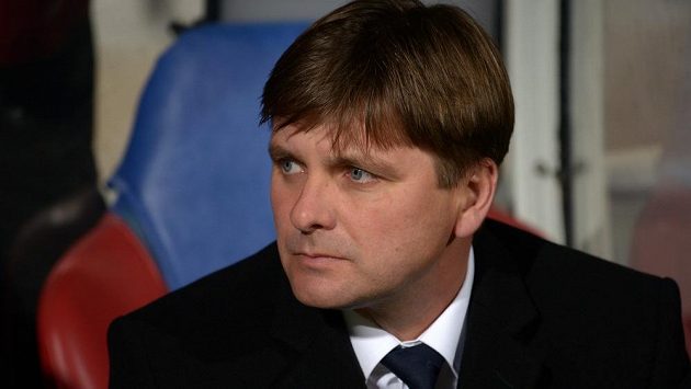 Zadumaný trenér Viktorie Plzeň Dušan Uhrin mladší během utkání osmifinále Evropské ligy v Lyonu. Zadumaný trenér Viktorie Plzeň Dušan Uhrin mladší během utkání osmifinále Evropské ligy v Lyonu.