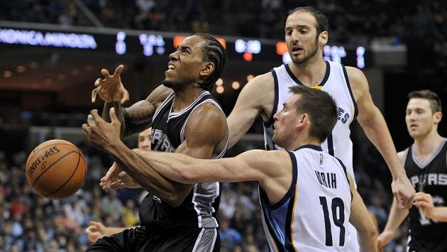 Kawhi Leonard (vlevo) z týmu San Antonio Spurs bojuje o míč s hráčem Memphis Grizzlies Benoem Udrihem (číslo 19). Kawhi Leonard (vlevo) z týmu San Antonio Spurs bojuje o míč s hráčem Memphis Grizzlies Benoem Udrihem (číslo 19).