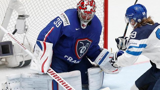 Patrik Laine překonává francouzského brankáře Cristobala Hueta. Patrik Laine překonává francouzského brankáře Cristobala Hueta.