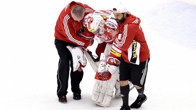 Zraněný brankář Třince Peter Hamerlík opouští ledovou plochu v závěru pátého finálového duelu s Litvínovem. Zraněný brankář Třince Peter Hamerlík opouští ledovou plochu v závěru pátého finálového duelu s Litvínovem.