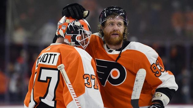 Útočník Philadelphie Jakub Voráček a brankář Brian Elliott se radují z výhry nad Montrealem. Útočník Philadelphie Jakub Voráček a brankář Brian Elliott se radují z výhry nad Montrealem.