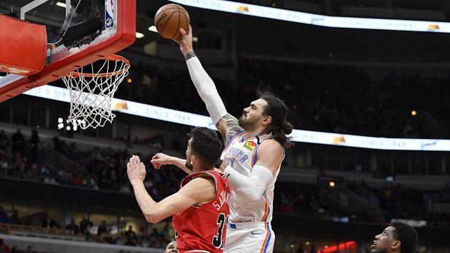 Basketbalista Oklahomy City Thunder Steven Adams (12) v souboji s Tomášem Satoranským z Chicaga Bulls v duelu s NHL. Basketbalista Oklahomy City Thunder Steven Adams (12) v souboji s Tomášem Satoranským z Chicaga Bulls v duelu s NHL.