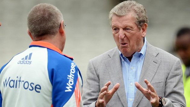 Trenér anglické fotbalové reprezentace Roy Hodgson (vpravo) se svým kolegou z kriketového týmu Trevorem Baylissem. Trenér anglické fotbalové reprezentace Roy Hodgson (vpravo) se svým kolegou z kriketového týmu Trevorem Baylissem.