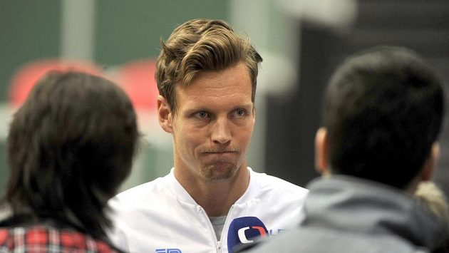 Tenista Tomáš Berdych hovoří s novináři v ostravské ČEZ Aréně při setkání před zápasem 1. kola Davisova poháru proti Nizozemsku. Tenista Tomáš Berdych hovoří s novináři v ostravské ČEZ Aréně při setkání před zápasem 1. kola Davisova poháru proti Nizozemsku.