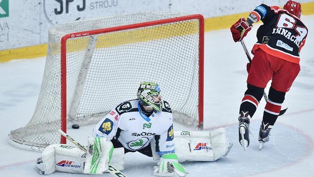 Královéhradecký útočník Brian Ihnacak překonává v samostatných nájezdech mladoboleslavského brankáře Martina Růžičku. Královéhradecký útočník Brian Ihnacak překonává v samostatných nájezdech mladoboleslavského brankáře Martina Růžičku.